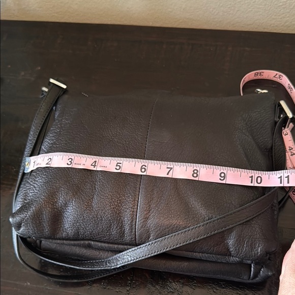 Margot Elegant Black Leather Shoulder Bag - Picture 10 of 12